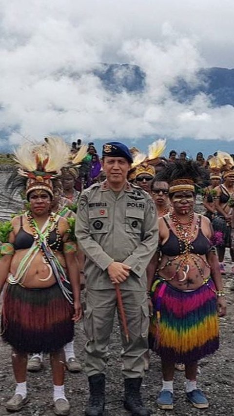 Meski begitu, mereka tidak ingin menyia-siakan momen tersebut. Alhasil, Boy Rafli bersama rekan Angkatan 88 berfoto bersama dengan latar belakang Tanah Papua.