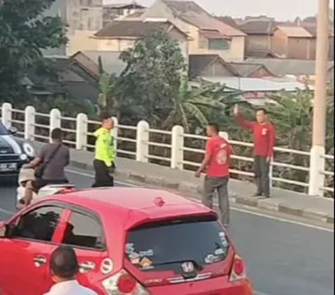 Pria Berkaos Merah Dorong dan Tendang Polisi Dua Kali di Jalan, Ternyata ini Penyebabnya