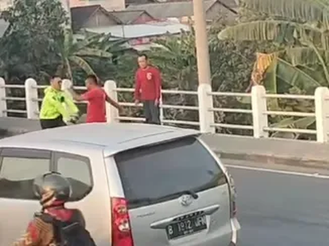 Pria Berkaos Merah Dorong dan Tendang Polisi Dua Kali di Jalan, Ternyata ini Penyebabnya