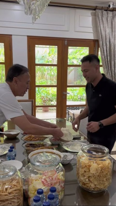 Jenderal Polisi Kedatangan Tamu 'Martabak Telor 5', Saking Spesialnya Pas Makan Sendoki Nasi