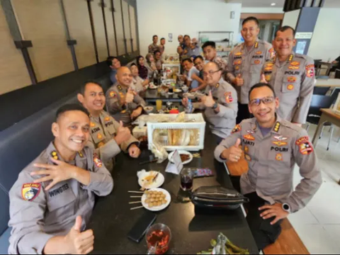 Asyik Berfoto Usai Makan