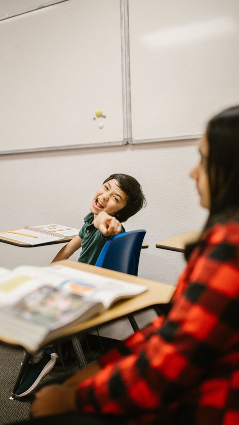 Orangtua perlu untuk mendengarkan cerita anak untuk mengetahui apakah mereka jadi korban bully atau tidak. Perlindungan yang tepat bisa menjadi cara mencegah bullying pada anak.