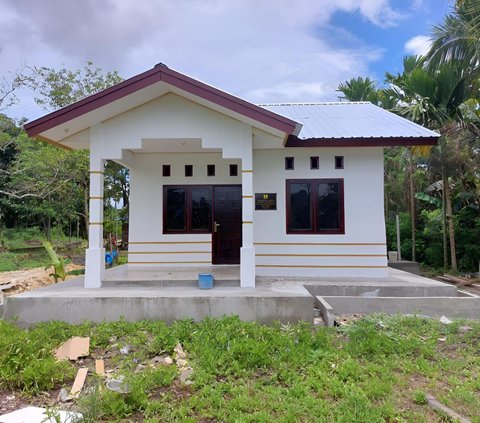 Ugly House with Plywood Walls Has No Bathroom and Kitchen, But Can Be Sold for Rp6.6 Billion