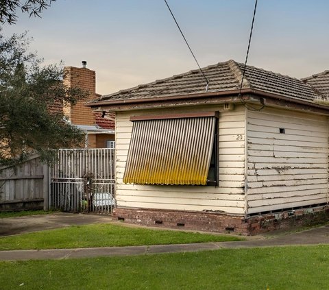 Ugly House with Plywood Walls Has No Bathroom and Kitchen, But Can Be Sold for Rp6.6 Billion