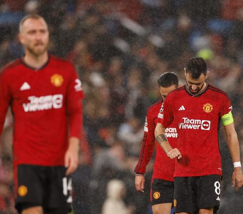 Sejumlah pemain Manchester United sedang dilanda kekecewaan mendalam setelah dikalahkan Galatasaray dengan skor cukup bersaing 2-3.