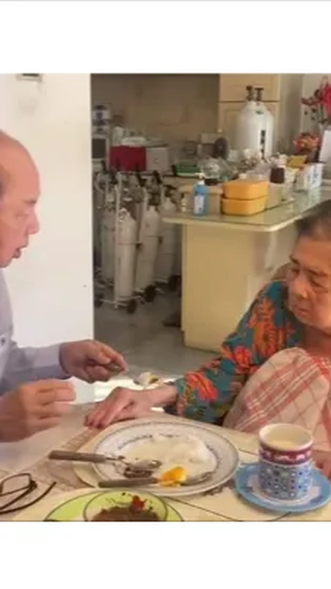 Terlihat dalam video yang diunggah oleh Hotman Paris, Dato Sri Tahir tengah bersama sang Ibu di meja makan. <br>