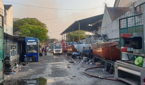 Selain gudang rosok sebagai sumber kebakaran, lanjut dia, ada 6 rumah warga yang ikut terbakar dan 1 pabrik terbakar sebagian.<br>