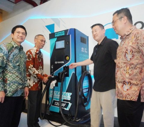 Supporting Vehicle Electrification, Toyota Provides Free Charging Spots at 50 Outlets