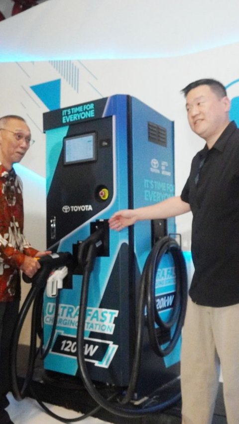 Supporting Vehicle Electrification, Toyota Provides Free Charging Spots at 50 Outlets