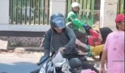 Warga Sekitar hanya Melongo Tidak Berikan Bantuan