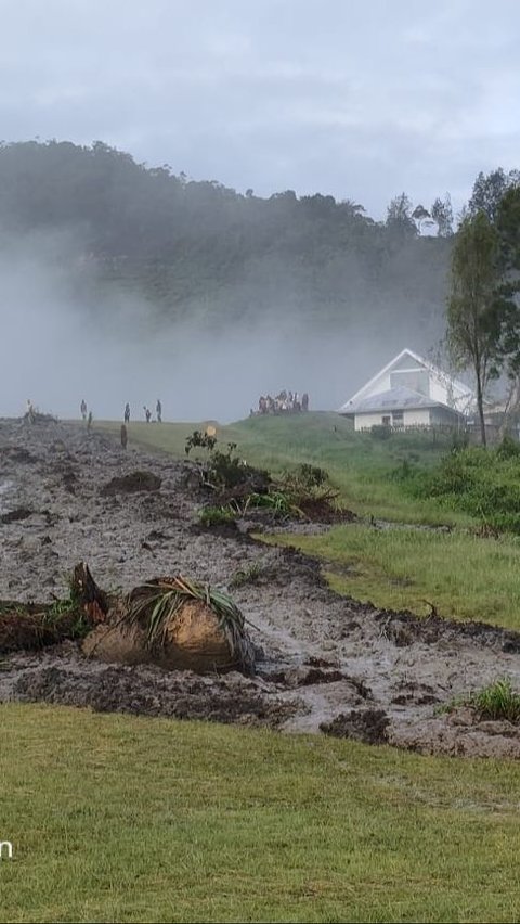 Potret Warga Papua Berjibaku Angkut Batu Besar & Bersihkan Lumpur Sisa Longsor di Runway Bandara