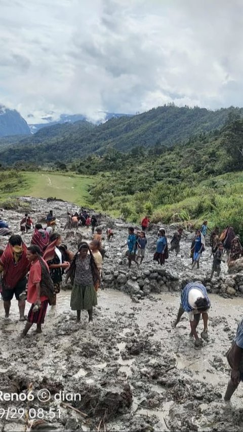 Landasan pacu yang tertutup longsor membuat mobilisasi barang dan orang dari distrik ke kota atau sebaliknya terganggu. <br>