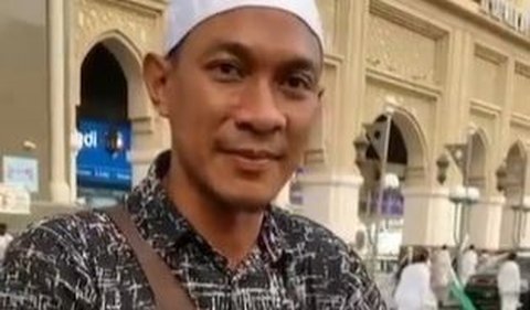 Perekam video terlihat sangat kaget ketika tak sengaja bertemu dengan pria tersebut di Mekkah. <br>