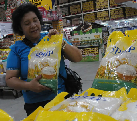 Masyarakat yang hendak membeli beras Stabilisasi Pasokan dan Harga Pangan (SPHP) di ritel modern, akan dibatasi. Pembelian maksimal yaitu dua pack, atau 10-15 kilogram.