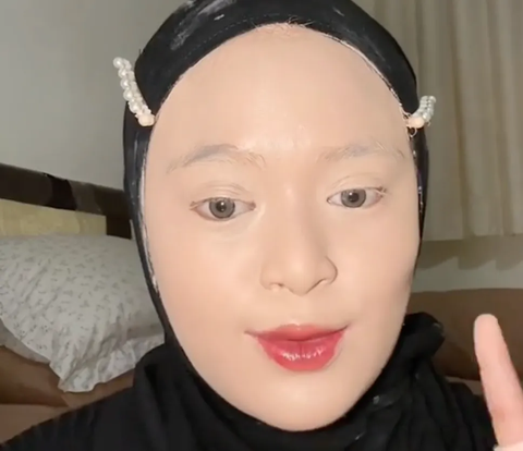 Viral Girl Uses 500 Dot Foundation, The Result Will Give You Goosebumps