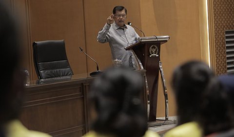 Jusuf Kalla merespons rencana pertemuan dengan Puan. JK mengatakan bukan hal baru jika bertemu dengan Puan. Sebab, dia mengaku sering bertemu dengan Puan di berbagai acara.<br>