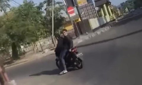 3 Pemuda Kabur Usai Remas Bokong Emak-Emak, Lalu Jatuh dari Motor & Terlindas, Warganet: Karma Instan!