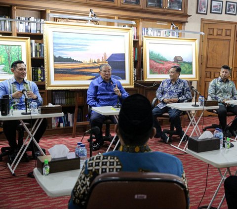 Sehari setelahnya, SBY mengumpulkan elite-elite Demokrat di Bandung, Jawa Barat. Dalam pertemuan itu, SBY menyampaikan ada tawaran jatah menteri dari Jokowi.