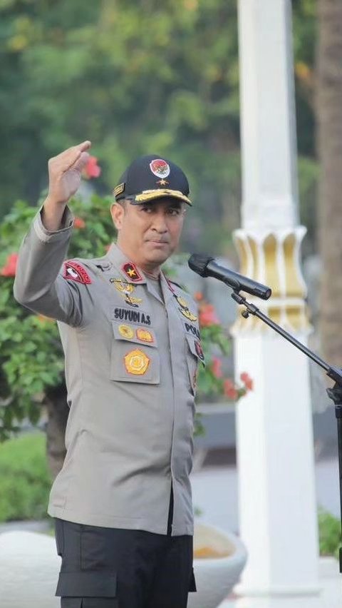 Perwira muda yang dulu pose di lapangan monas ialah Brigjen Suyudi Ario Seto. Jenderal bintang satu ini mengunggah foto lawas saat masih menjadi perwira muda.