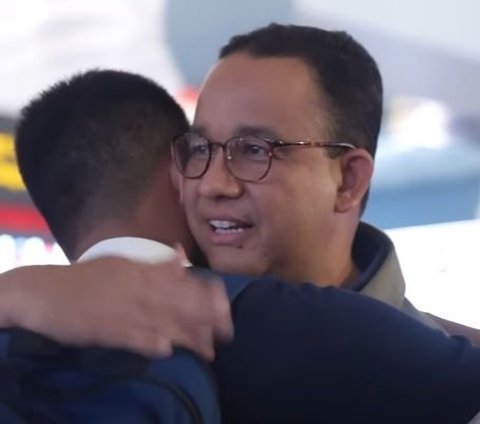 Berderai Air Mata, Kaisar Putra Anies Baswedan Peluk Sang Ibu Saat Akan Berangkat Studi ke Manchester