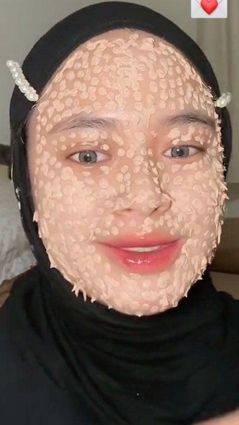 Viral Girl Wears 500 Dots of Foundation, the Result Makes Netizens Shiver