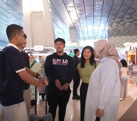 Berderai Air Mata, Kaisar Putra Anies Baswedan Peluk Sang Ibu Saat Akan Berangkat Studi ke Manchester