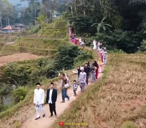 Viral Sultan's Wedding in the Village, 50 Grams of Gold as Dowry Carried by a Thousand People Bringing Complete Furniture