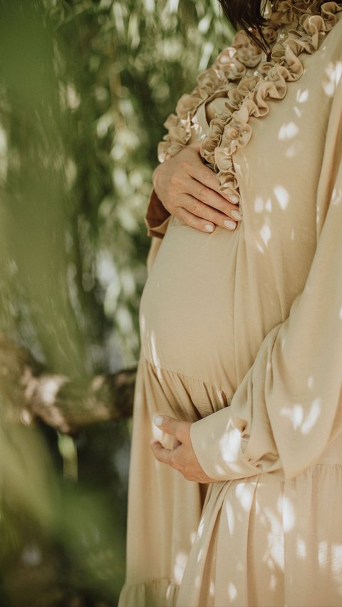 Apakah Anda saat ini sedang bertanya-tanya mengenai kemungkinan bahwa Anda hamil? Satu-satunya cara mengetahui kehamilan dengan tepat dan cepat adalah melakukan tes kehamilan. Tetapi, ada gejala awal kehamilan yang mungkin menunjukkan tanda-tanda bahwa Anda sedang hamil. Tanda-tanda hamil inilah yang bisa Anda perhatikan.