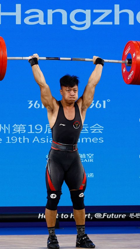FOTO: Aksi Atlet Angkat Besi Indonesia Rahmat Erwin Abdullah Raih Emas dan Pecahkan Rekor Dunia di Asian Games 2023
