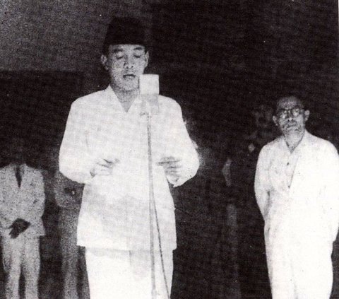 Foto lawas tersebut tidak memperlihatkan saat keduanya tengah disibukkan dengan urusan negara. Foto ini justru memperlihatkan kebersamaan sang proklamator bersama wanitanya masing-masing