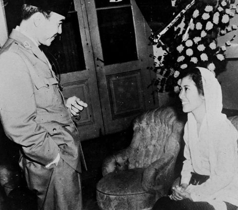 Foto lawas pertama tampak Ir. Soekarno tengah berbicara santai dengan sang istri, Fatmawati. Terlihat keduanya saling melempar senyuman manis satu sama lain.<br>