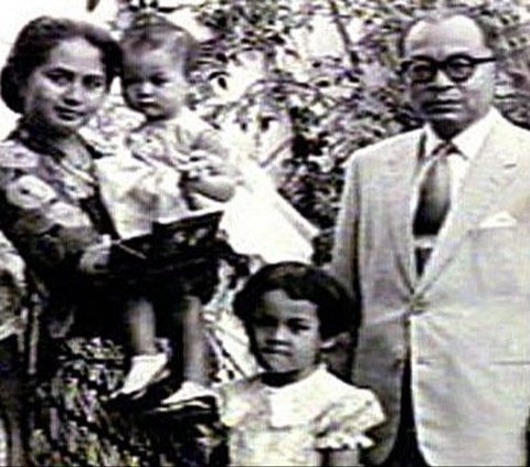 Sama seperti foto Soekarno bersama Fatmawati, potret lawas Bung Hatta dan Rahmi juga menjadi sorotan. Khususnya dengan tatapan keduanya yang penuh cinta.<br>