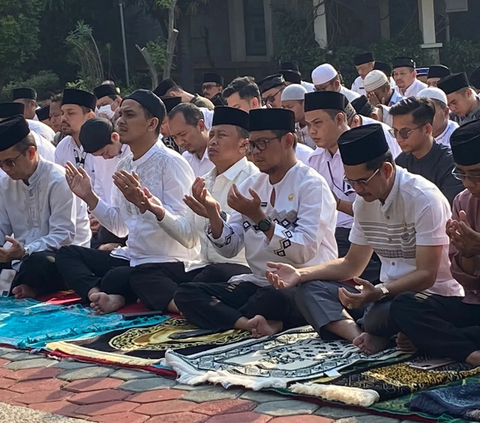 Saat berdoa, Idris sempat meneteskan air mata. Dia mengatakan kondisi seperti ini menjadi pengingat akan dosa yang dimiliki.