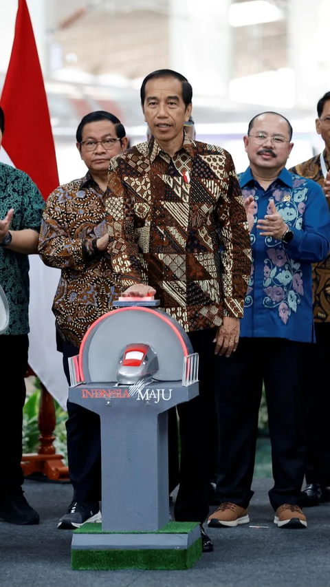 Jokowi Dibisiki Pakar: Pak Hati-Hati, Data Digital Tentukan Hasil Pilpres 2029<br>