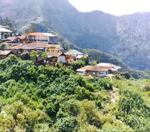 Mengunjungi Desa Sigandul, Kampung Terpencil yang Berada di Ujung Jurang