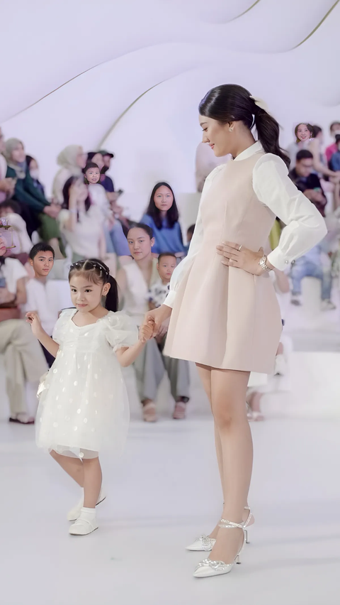 Raditya Dika's Adorable Response Watching His Daughter's Fashion Show