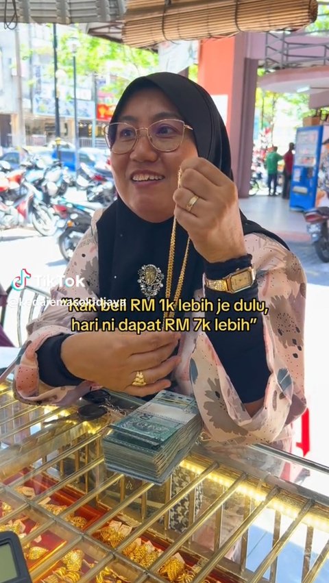 Bagai Uang Kaget! Wanita Pakai Kalung Emas Selama 22 Tahun, Terkejut saat Mengetahui Harga Jualnya