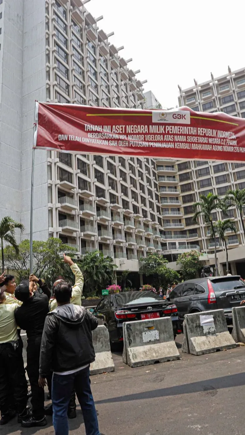 FOTO: Penampakan Spanduk Pemberitahuan Tanah dan Aset Negara yang Dipasang Pengelola GBK Membentang di Hotel Sultan Senayan