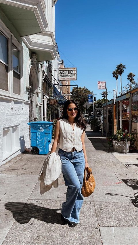 Snapshot of Marsha Aruan's OOTD during Vacation in New York, Wearing Ripped Jeans, Her Beauty is Irresistible!