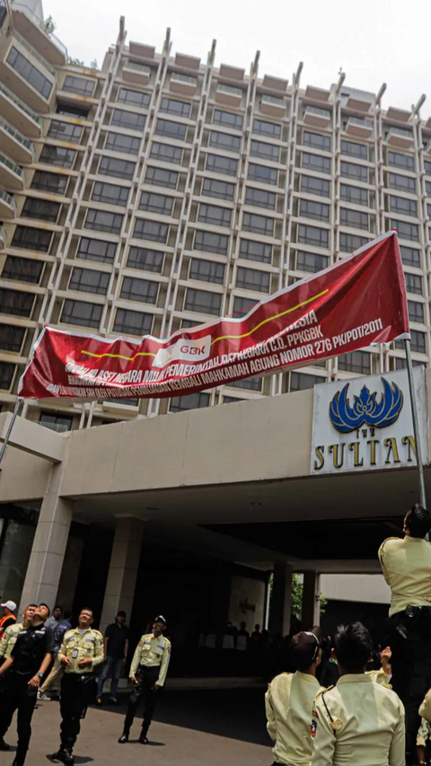 FOTO: Penampakan Spanduk Pemberitahuan Tanah dan Aset Negara yang Dipasang Pengelola GBK Membentang di Hotel Sultan Senayan