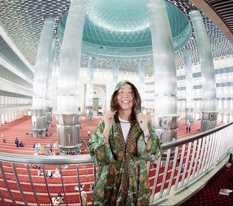 Potret Tomoya One OK Rock Kunjungi Masjid Istiqlal, Bilang Mirip Kampung Halaman