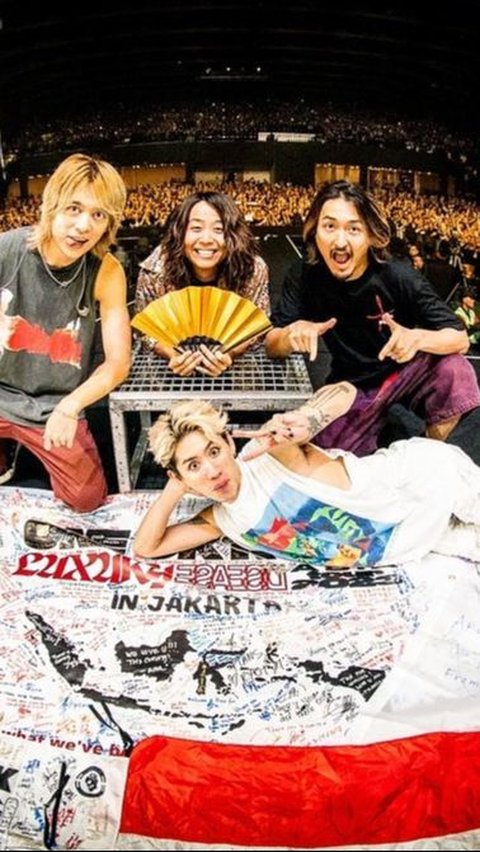 Potret Tomoya One OK Rock Kunjungi Masjid Istiqlal, Bilang Mirip Kampung Halaman