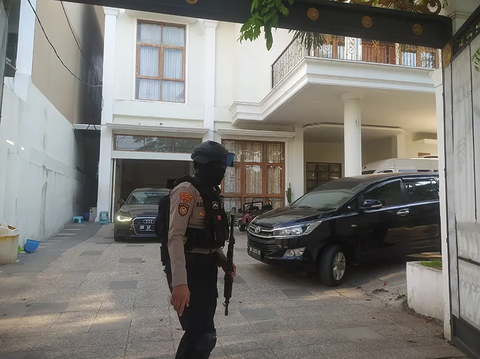 5 Jam Geledah Rumah Mentan Syahrul Yasin Limpo di Makassar, KPK Angkut Mobil Audi dan 1 Koper