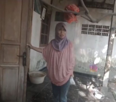 The Story of Ibu Guritno, Living Alone Without Clean Water and Electricity in an Abandoned Mansion for 20 Years, Formerly the Richest Person in the Complex