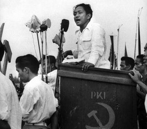 Tahun 1963 hingga 1965 tercatat sebagai tahun-tahun terpanas hubungan TNI AD dan Partai Komunis Indonesia. Saling gertak antara kedua pihak terus terjadi.<br>