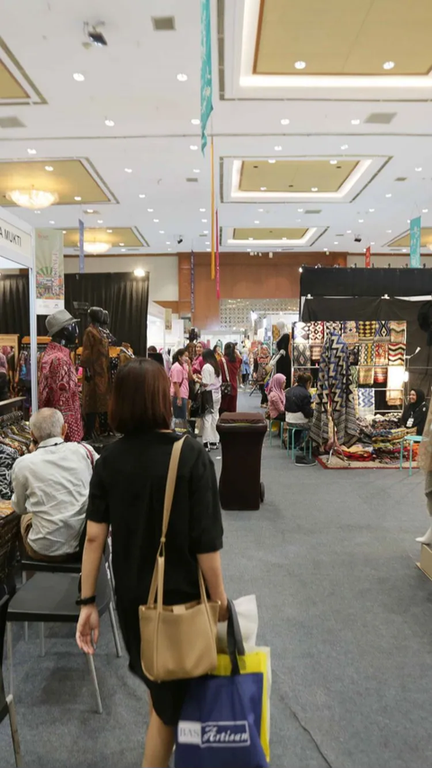 Suasana pameran Inacraft on October 2023 yang berlangsung di JCC, Jakarta, Rabu (4/10/2023).<br>