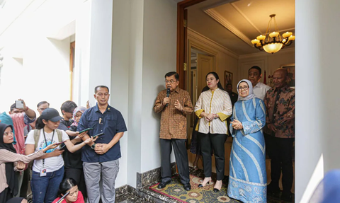 FOTO: Momen Puan Maharani Sambangi Kediaman JK, Santap Coto Makassar hingga Bahas Pilpres 2024