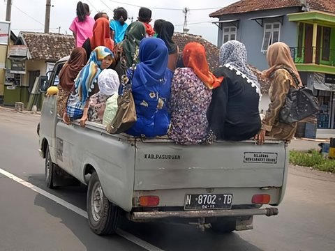 The Moment of Mothers Hitching a Ride on a Truck While Carrying a Baby, Making Those Who See It Nervous