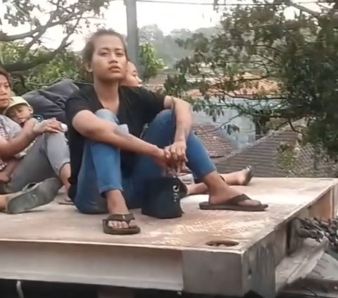 The Moment of Mothers Hitching a Ride on a Truck While Carrying a Baby, Making Those Who See It Nervous