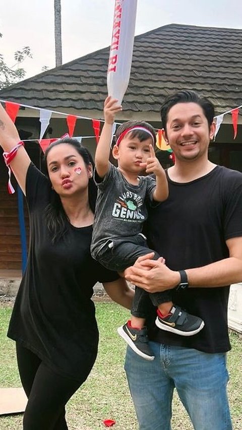 Tak langsung memiliki momongan, Andrew dan Tengku baru dikaruniai anak pertama setelah empat tahun menikah. Tak heran keduanya tampak sangat perhatian dengan anak laki-lakinya, Eshan Rayn Fischer.